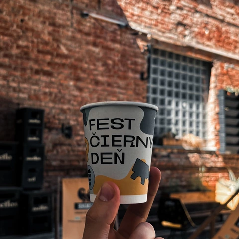 Festival čierny deň | referencie - poháre s potlačou | takeawaycup.com